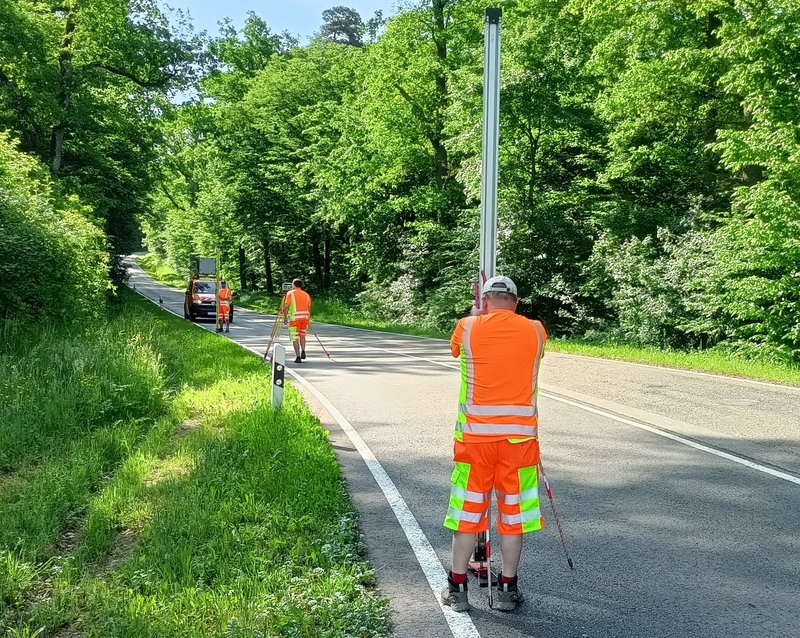 Vermessungstrupp beim Nivellieren